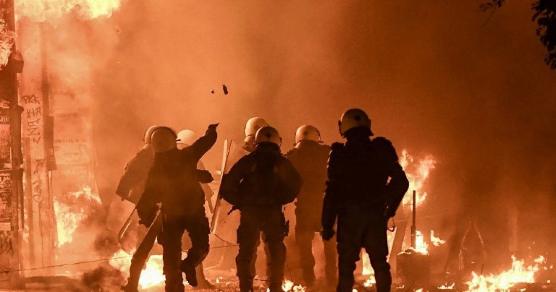 Στο ΑΠΘ τα ρίχνει η κυβέρνηση – Επιρρίπτει ευθύνες για τις καταστροφές των επεισοδίων